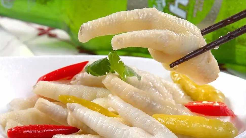 泡椒鳳爪塑料保鮮盒包裝機：鎖住美味，保鮮每一刻