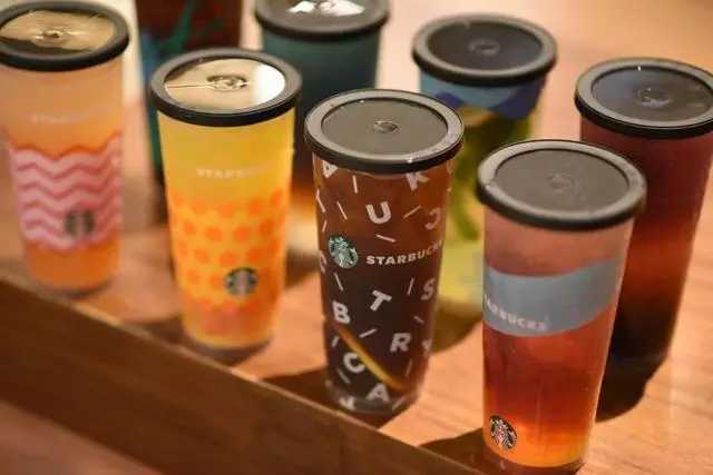 冰球革命，高效生產(chǎn)：大型杯裝冰球包裝設(shè)備助力飲料企業(yè)創(chuàng)新升級(jí)