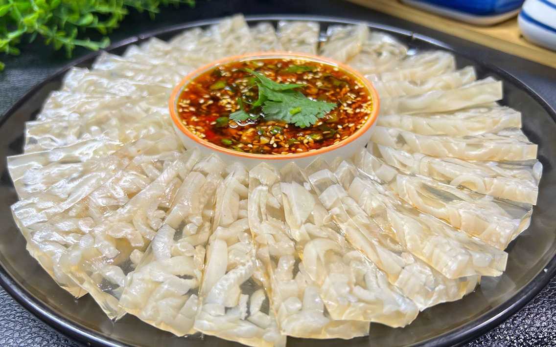 全自動皮凍灌裝封口機(jī)，賦能傳統(tǒng)美食規(guī)?；a(chǎn)