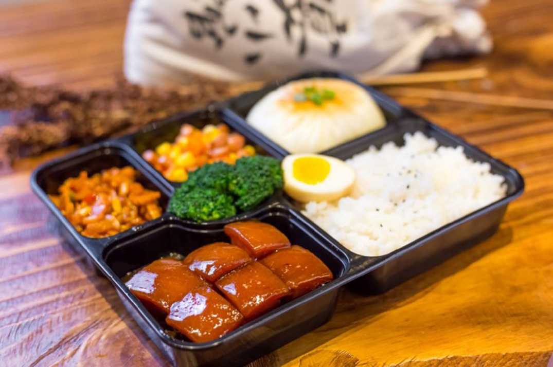 工廠級全自動盒飯封口包裝機：高效封口，鎖鮮增效