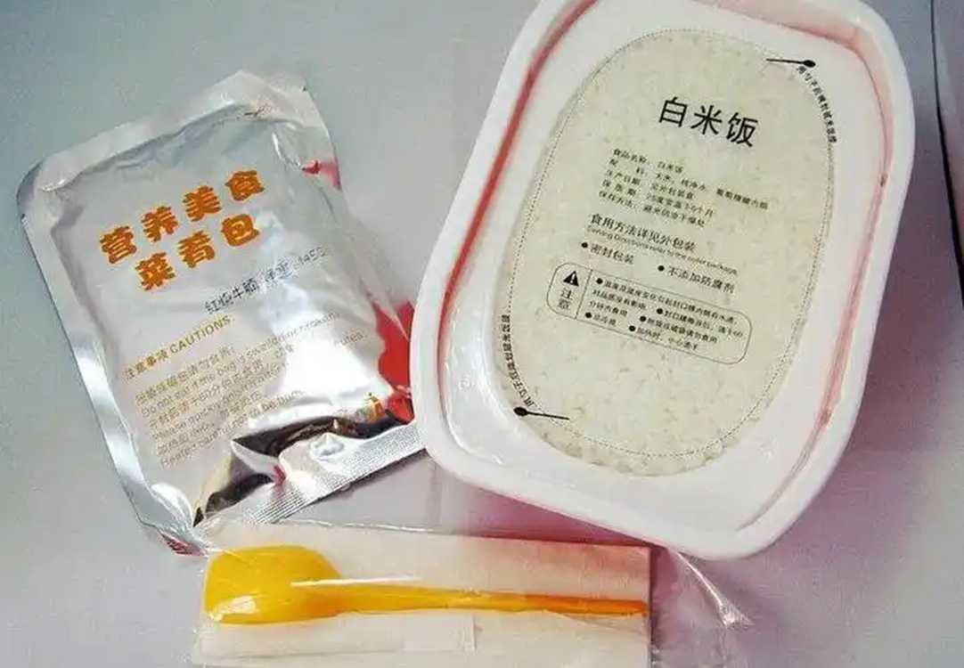 日產(chǎn)10萬份！呂工機械自動米飯包裝機：灌裝封口殺菌三合一，產(chǎn)能翻倍
