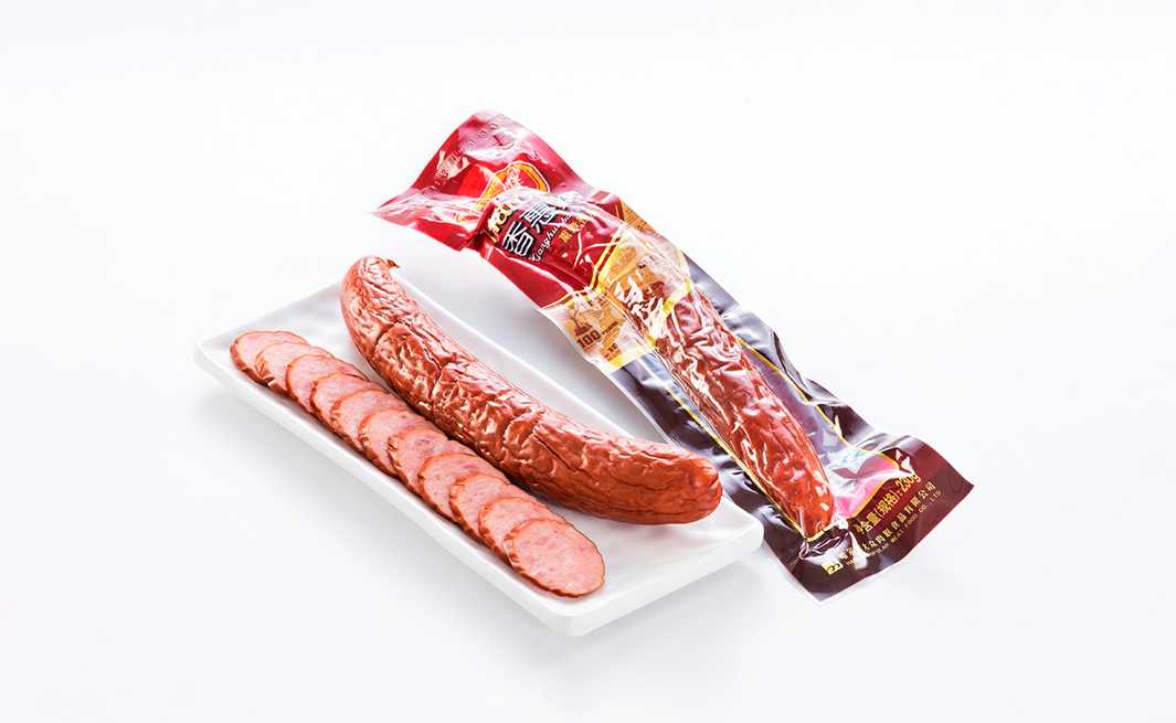 告別人工包裝，呂工機械打造高速穩(wěn)定香腸包裝產(chǎn)線