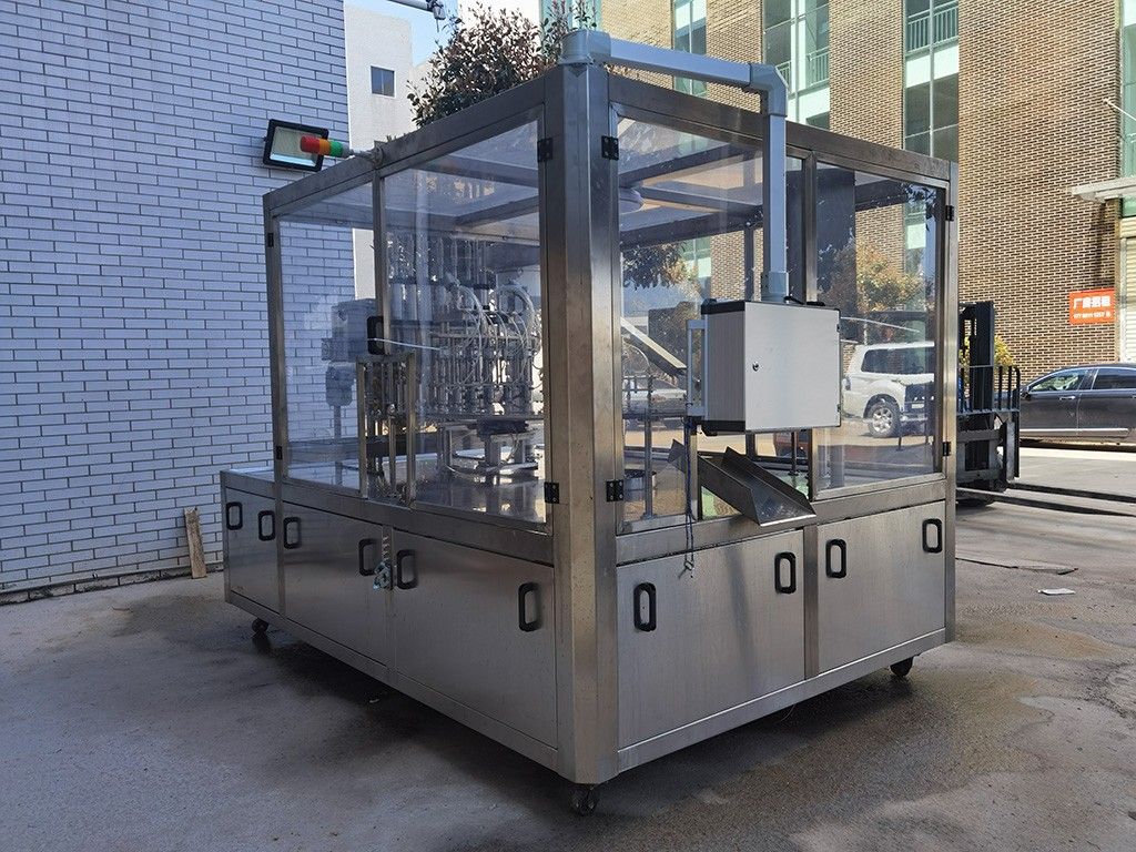 LG-620 斜嘴袋灌裝旋蓋機（?。?jpg